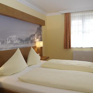 Zimmer mit Kingsize-Bett